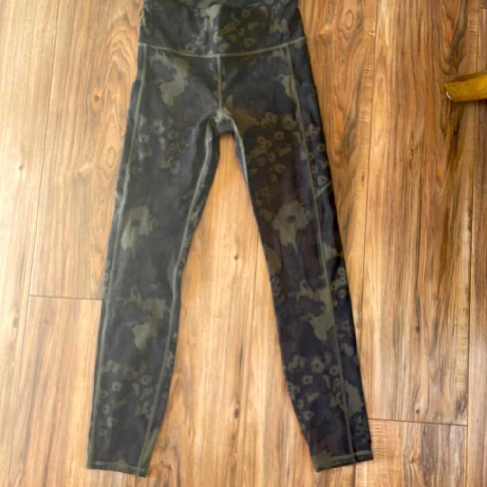 Vuori Women Stride Legging in oregano camo flower. Worn only one time.